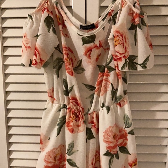 Short Flowery Romper. So cute! Sz M - Picture 3 of 4